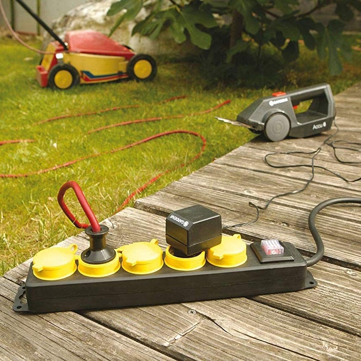 Contactdoos voor buiten, 4 plaatsen, met beschermkappen, waterdicht, IP44, kabel 1,5 m, met geaarde stekker, geschikt voor bouwplaatsen en tuin