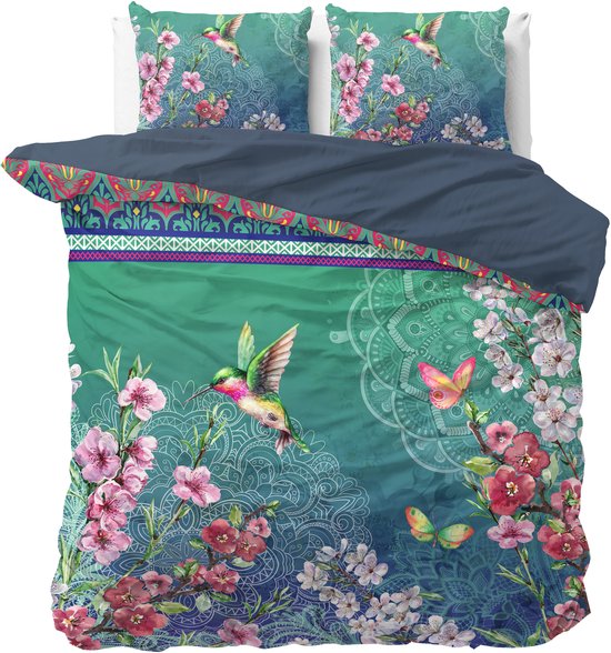 Dekbedovertrek met kolibries, bloemen en vlinders op een turquoise achtergrond met mandala-details. Inclusief twee kussenslopen met hetzelfde design.