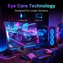 Gaming monitor met 'Eye Care Technology'. Een gamer met koptelefoon speelt op de monitor die een sportwagen toont.