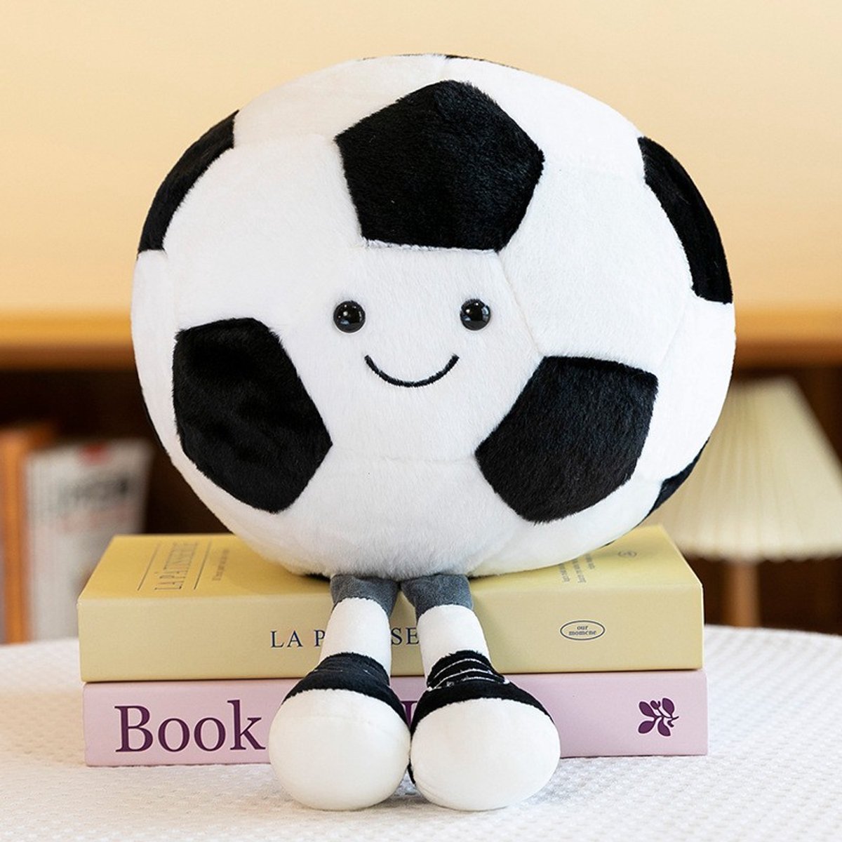 casalora-Knuffel – Voetbalpop – Schattig 3D-ontwerp – Fijn geborduurd – Zacht en comfortabel – Verkrijgbaar in 25 cm / 45 cm – Geschikt voor jongens en meisjes – Cadeau voor voetbalfans