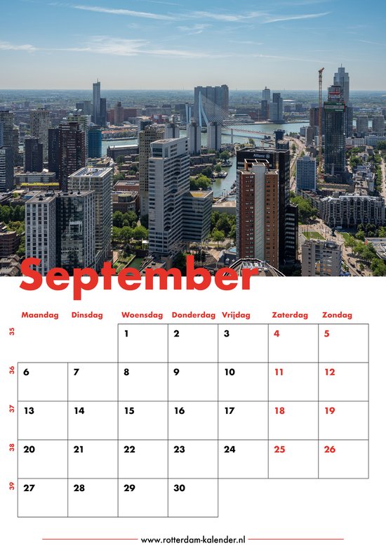 Kalenderpagina September met een breed uitzicht over de skyline van Rotterdam op een zonnige dag.