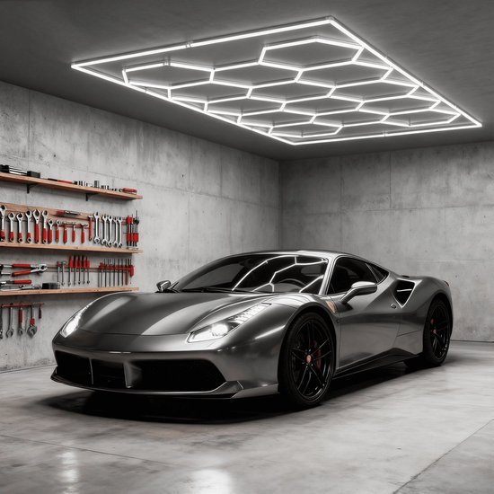 Une voiture de sport argentée garée dans un garage avec un plafond de lampes hexagonales blanches.
