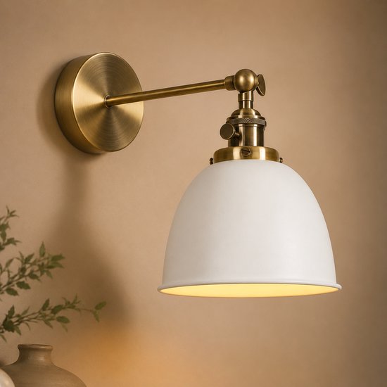 Lampe murale blanche avec bras en laiton réglable, lumière douce.
