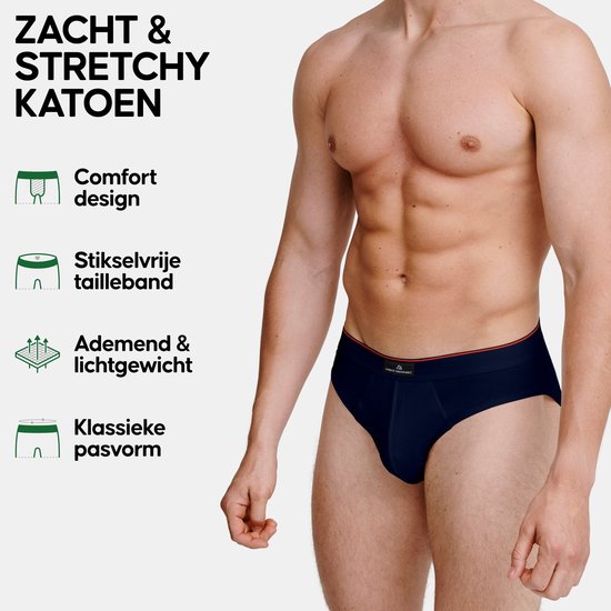Model met getrainde buik die een donkerblauwe slip draagt met rode bies. Links staan de voordelen: Comfort design, Stikselvrije tailleband, Ademend & lichtgewicht, Klassieke pasvorm.