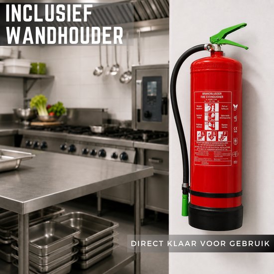Rode brandblusser met groene hendel, hangend in een professionele keuken. Klaar voor gebruik.
