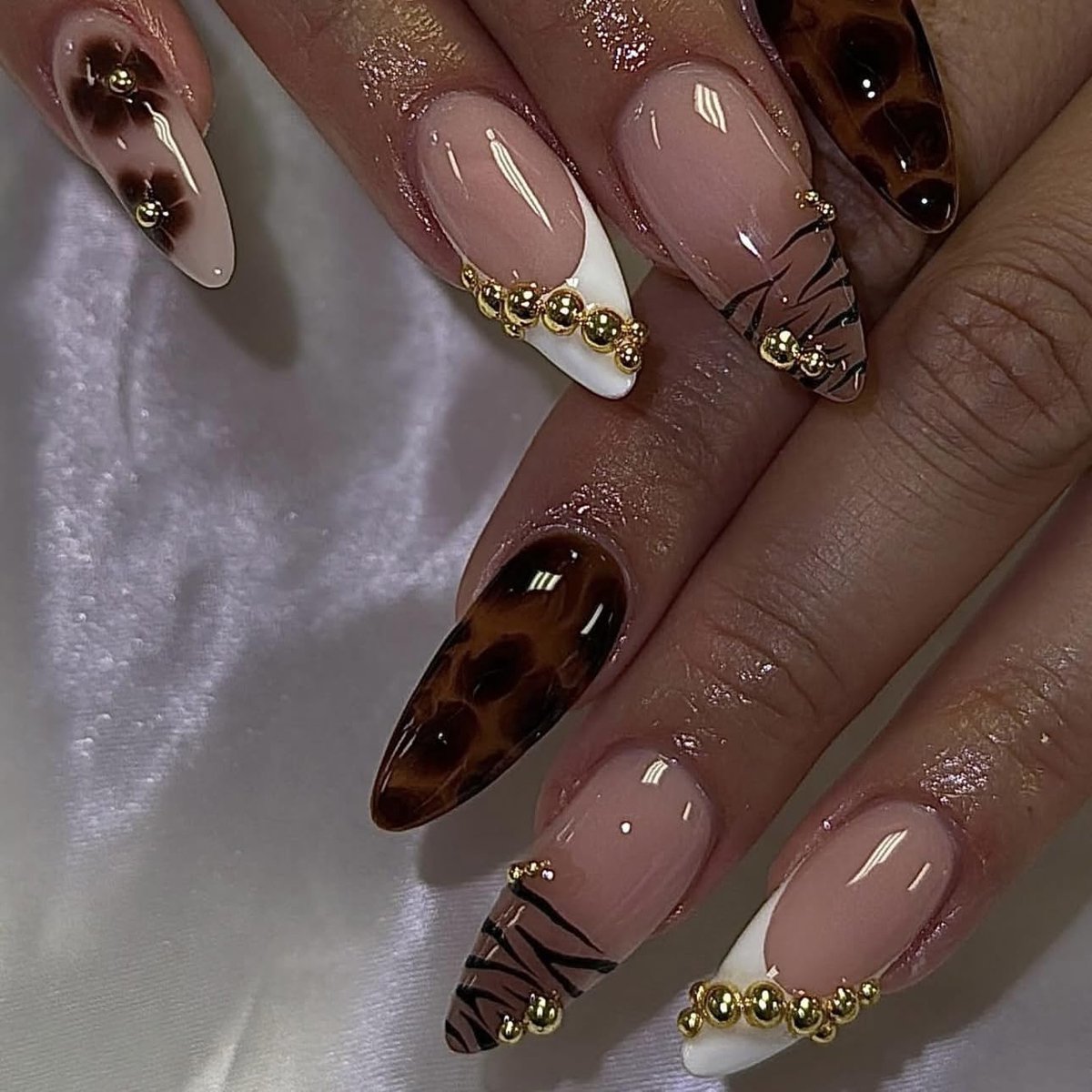 Kunstnagels, amandel, luipaardpatroon, Franse 3D, bloemen, goud, parels, design korte press-on nagels, bruine tips, bloemen witte keperbinding retro chic flair kunstnagels