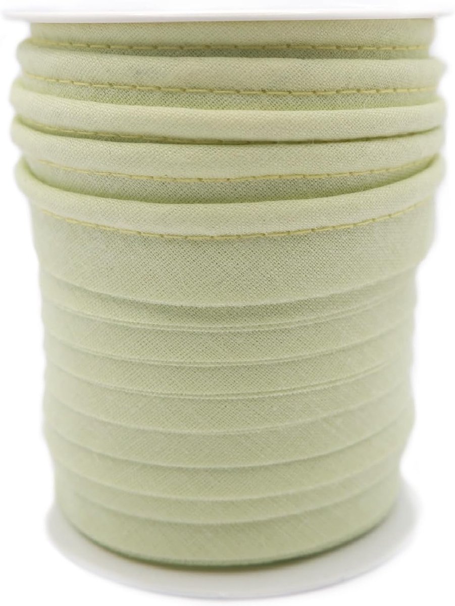 = Randkant Voor Naai-, Decoratie- en Knutselprojecten. Samenstelling 50% Katoen en 50% Polyester. Totale Breedte van 15 mm, Koord van 5 mm en Flap van 10 mm. 10 Meter Haspel - (Licht Groen)