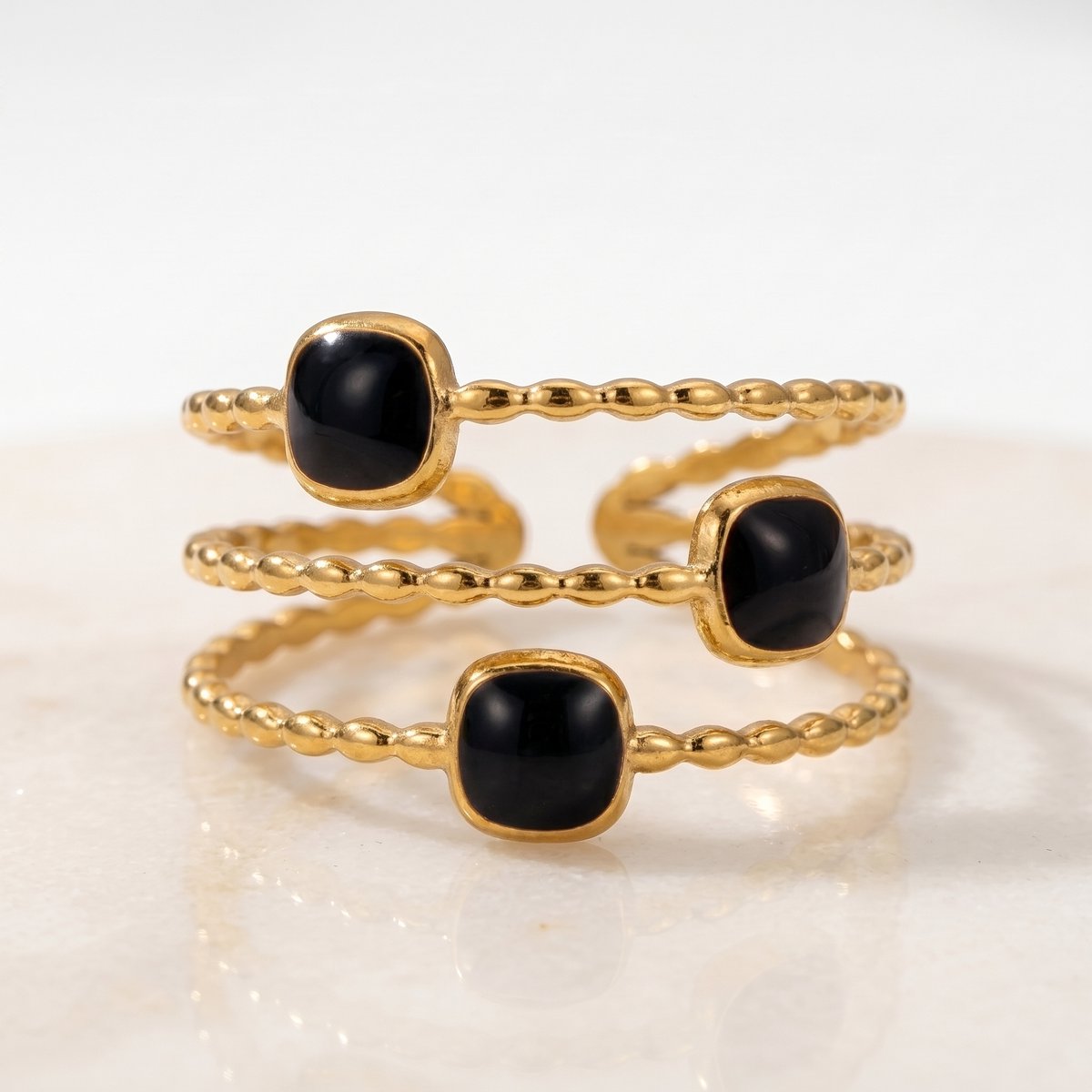 Lundholm Maeve Ring Zwart Dames Goudkleurig – Premium Stainless Steel Gold PVD Plated – Verstelbare Ring met Steentjes – Open Statement Ring – One Size – Waterproof & Hypoallergeen – Scandinavisch Design