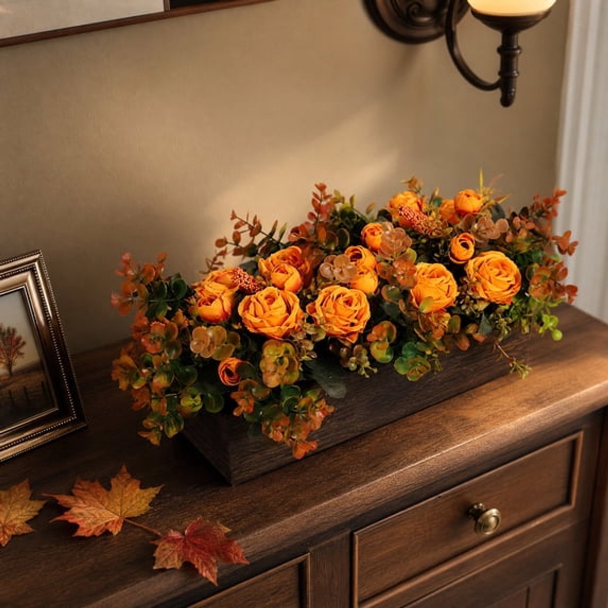 Ulisem - Bloemstuk - Houten bloembak met oranje rozen herfstdecoratie - 36x26x20 cm groot - Gemaakt van hout en kunststof - Niet vervagende bloemen en bladeren - Voor vensterbank en tafel - Ook voor winkel en feest - Geen water nodig