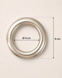 Een zilverkleurige ring met een binnendiameter van 4 cm en een buitendiameter van 6 cm.
