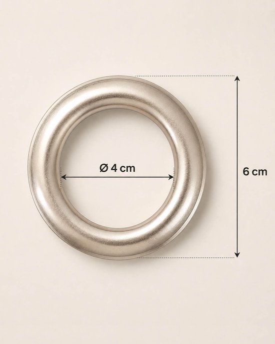 Een zilverkleurige ring met een binnendiameter van 4 cm en een buitendiameter van 6 cm.