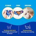 Stappen: scheur de verpakking, open de verpakking met snacks, geef een snack aan een witte kat. Versterkt de band met uw kat.
