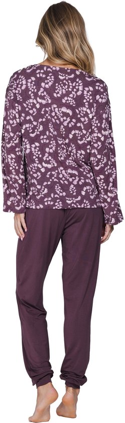 Achteraanzicht van model in een paarse pyjamaset met luipaardprint top.