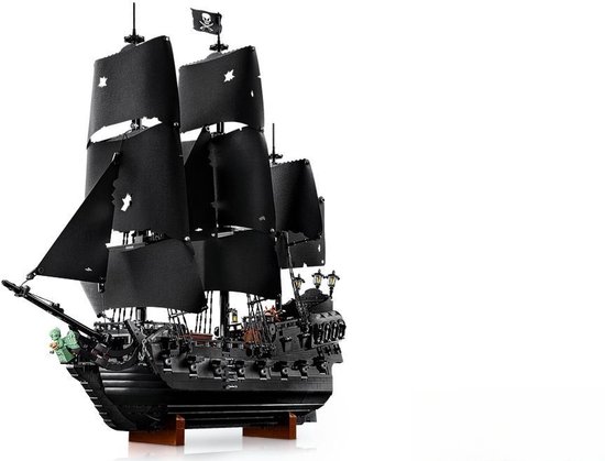 Un bateau pirate LEGO noir avec 3 grandes voiles noires et une figure de proue verte.