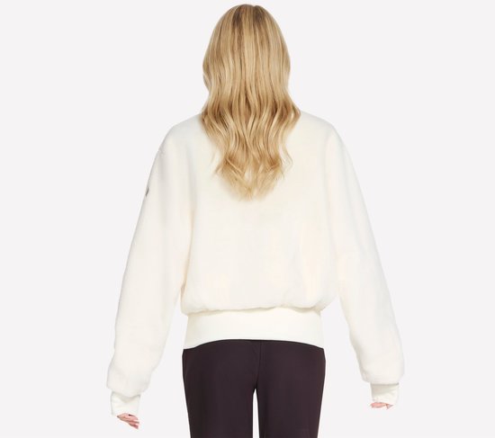 Model van achteren gezien, off-white, cropped teddy jas met lange mouwen.
