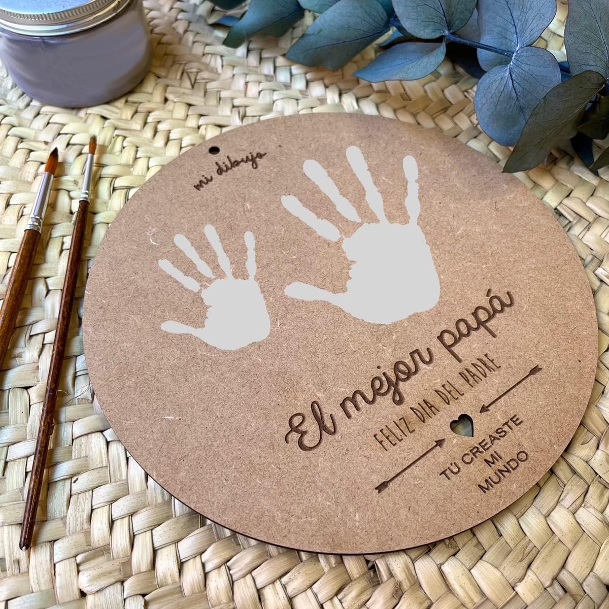 Herinneringsstuk van hout met pootafdruk of motief babyvaderdag. Cadeau voor vader. aandenken voor het ophangen van vezelplaat met een diameter van 21 cm. Padre