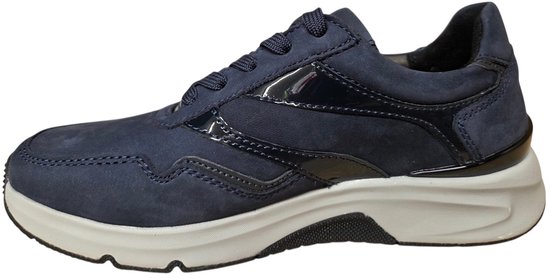 Donkerblauwe Gabor sneaker van nubuck met glanzende blauwe accenten en een witte zool.