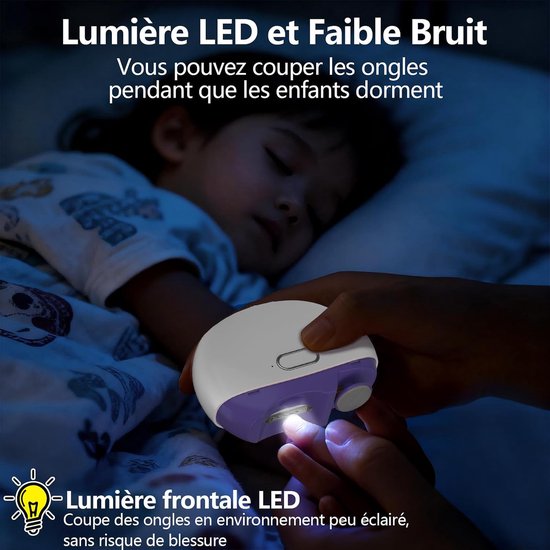 Paarse en witte elektrische nagelknipper met LED-licht, gebruikt naast slapende baby. Knip nagels in het donker.