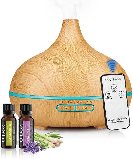 Houten aromadiffuser met twee flesjes geurolie en een afstandsbediening.