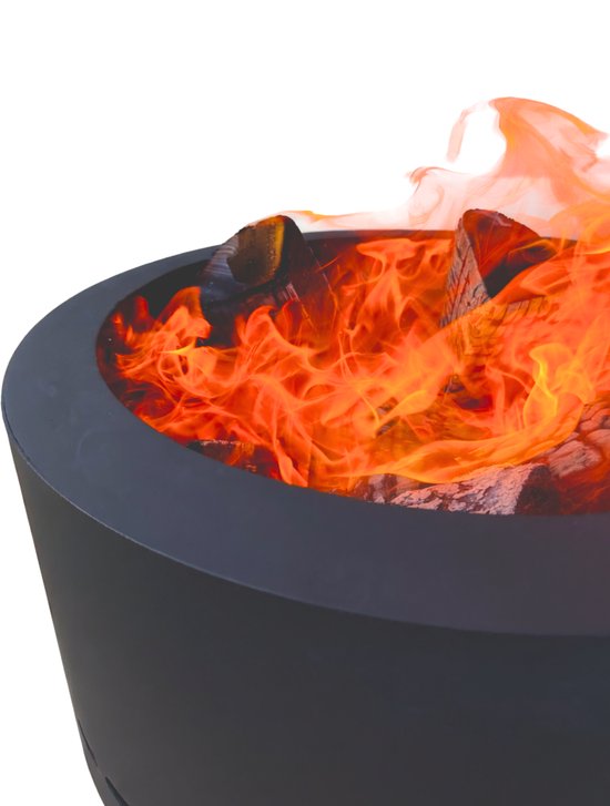 Zwarte vuurkorf met brandend hout en vlammen.