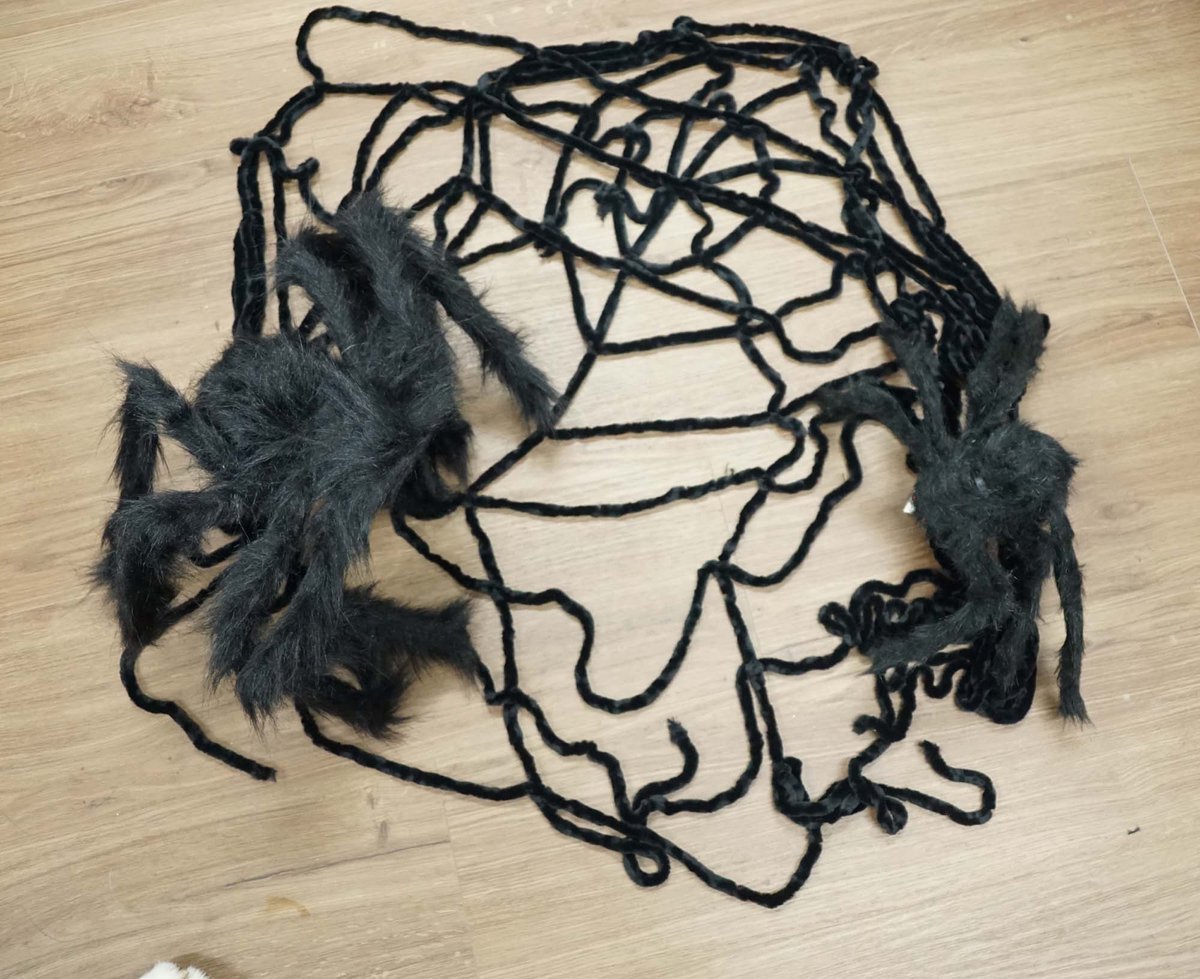 Spinnen pakket - halloween pakket spinnenweb, grote spin en extra grote spin - grote spinnenweb - decoratie voor halloween feest - spinnnen pakket voor in spookbos - halloween tocht decoratie - spinnen in groot web
