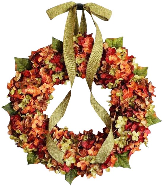 Herfstkrans met oranje, rode en groene bloemen en bladeren, met een groen lint, geïsoleerd op een witte achtergrond.