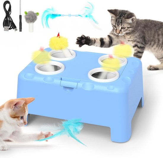 Kittens spelen met blauw kattenspeeltje dat veren omhoog duwt, met USB-kabel en accessoires.