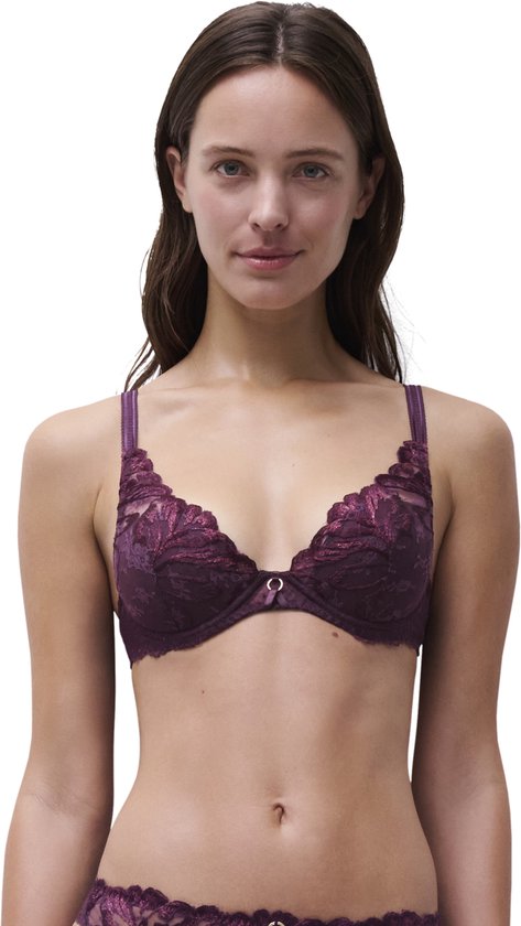 Femme portant un soutien-gorge violet en dentelle et une culotte assortie, avec un motif de feuilles sur les bonnets et des bretelles réglables.