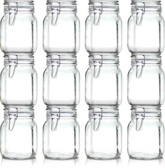 Douze bocaux en verre vides, empilés en quatre rangées de trois, sur fond blanc.