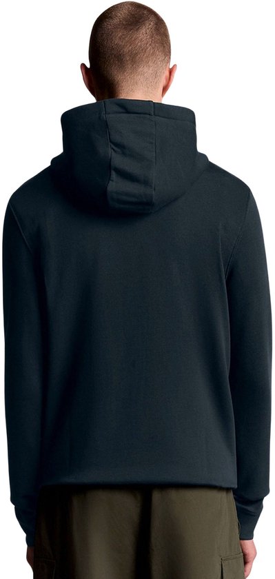 Achterkant van een donkerblauwe hoodie met capuchon gedragen door een man.