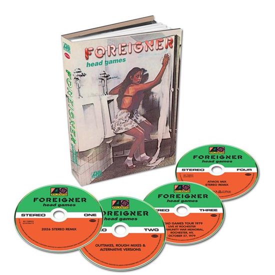 Boek met de titel 'Head Games' van Foreigner, met dekkende afbeelding van een vrouw in een badkamer, met vier cd's.
