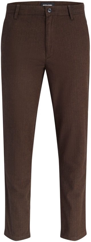 Bruine chino met knoopsluiting, Jack & Jones label en visgraatpatroon.
