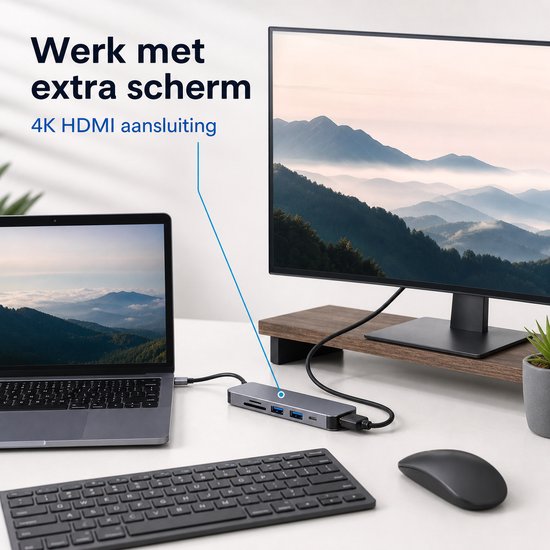 Grijze USB-C hub aangesloten op een laptop met externe monitor, met keyboard en muis.
