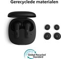 Zwarte oordopjes in open oplaadcase en vier zwarte oordopjes-opzetstukken. "Gerecyclede materialen."