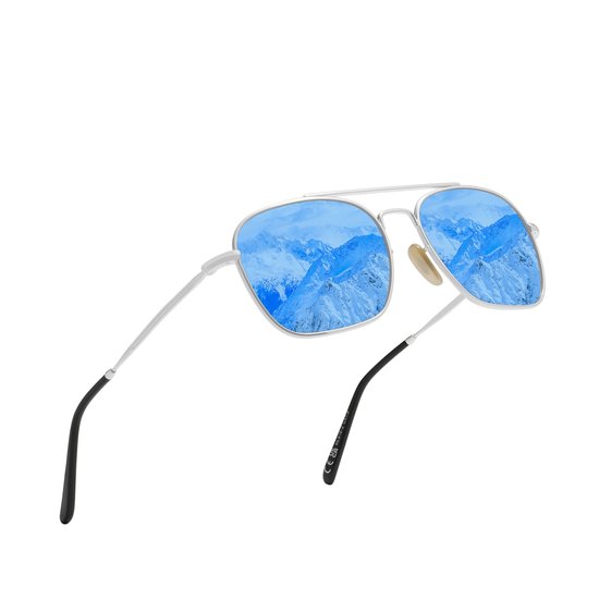Zilverkleurige pilotenzonnebril met blauwe spiegelglazen en zwarte pootjes. Bergen weerspiegeld in de glazen.