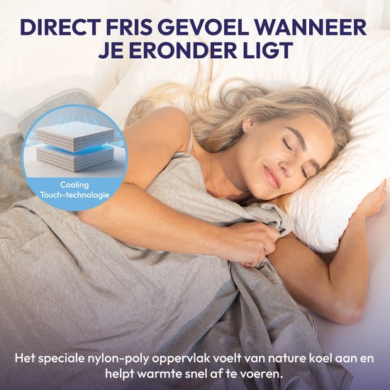 Een vrouw slaapt en geniet van het directe frisse gevoel van het grijze dekbed met 'Cooling Touch-technologie'.