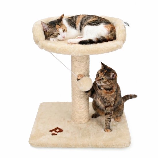 Twee katten op een beige krabpaal; één slaapt bovenin, de ander speelt met de bal.
