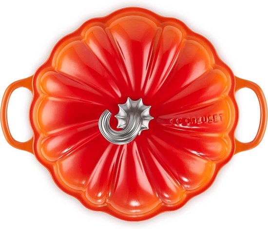 Bovenaanzicht van oranjerode pompoen braadpan met zilverkleurige steel en Le Creuset logo.
