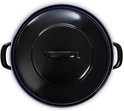 Bovenkant van een zwarte braadpan met deksel en zilverkleurige handvatten.