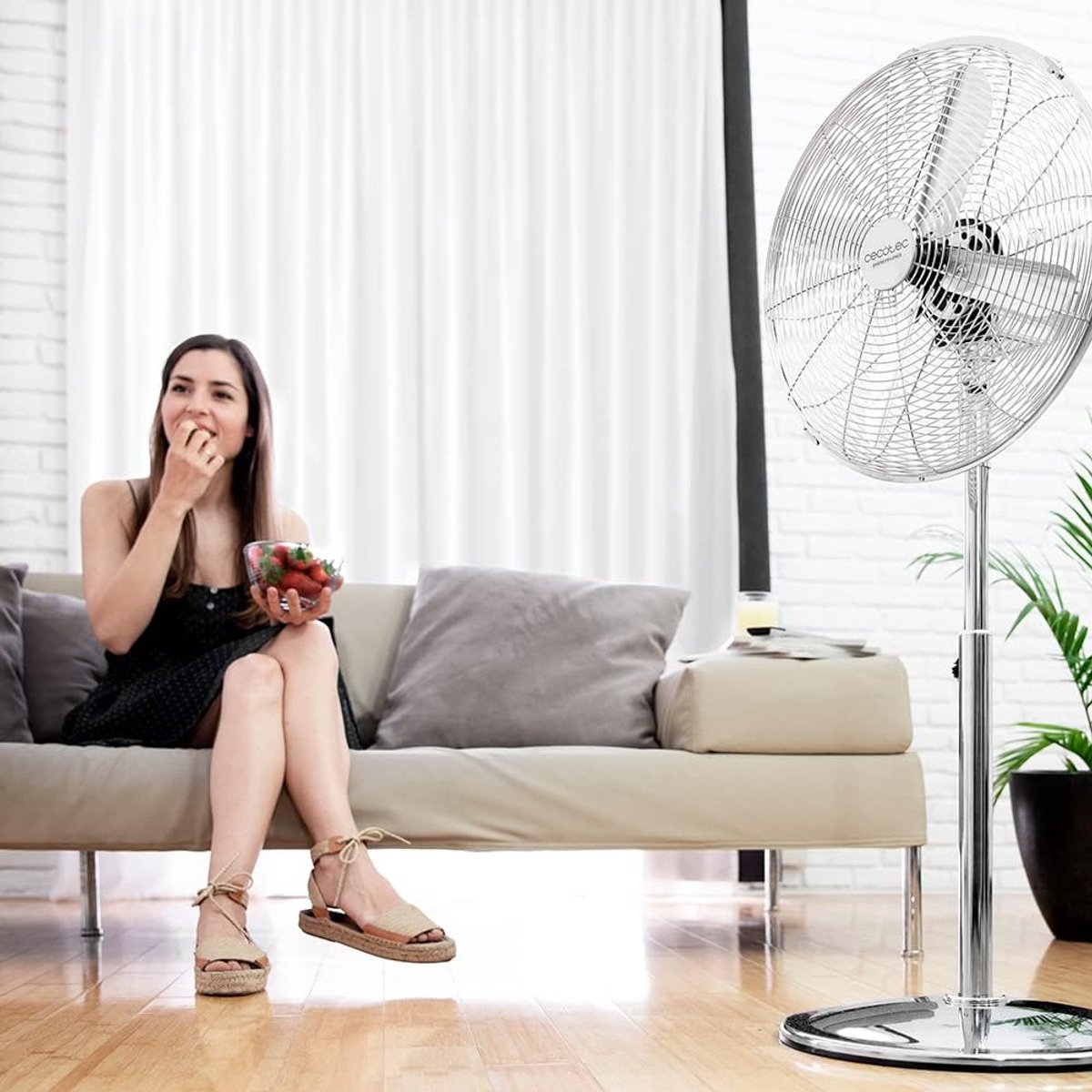 Staande Ventilator - Retro Ventilator - 50 Watt - Chroom Afwerking - 4 Ventilatorbladen - 3 Snelheden - Oscillerend - In Hoogte Verstelbaar - Veiligheidsrooster - Vloerventilator – foto 4