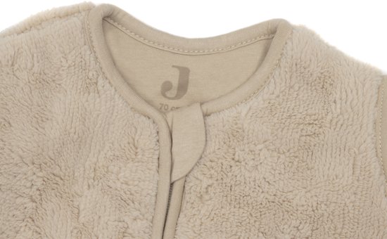 Halsdetail van beige flanellen babyslaapzak met Jollein logo en maat 70.