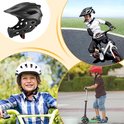 Zwarte kinderhelm, zowel op een step als tijdens het fietsen.