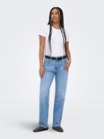 Model met een witte top en lichtblauwe mom fit jeans met rechte pijpen.