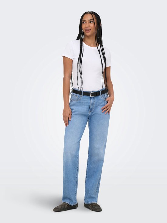 Model met een witte top en lichtblauwe mom fit jeans met rechte pijpen.