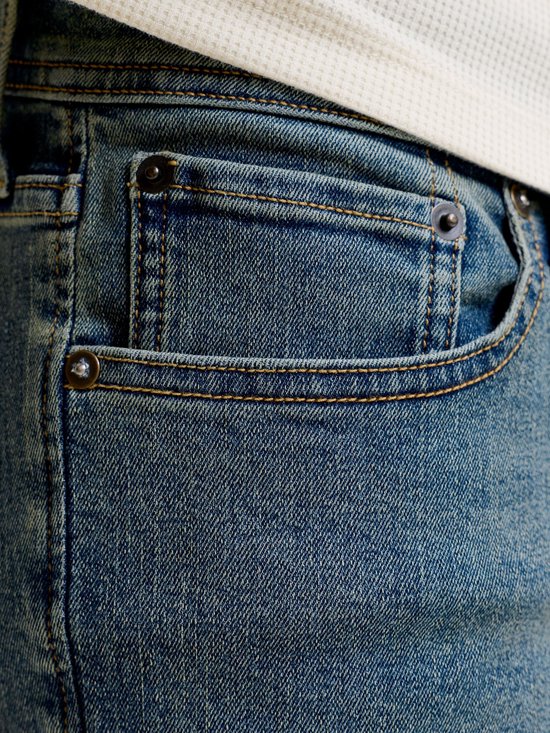 Detail van de zak van een blauwe Jack & Jones slim fit jeans.