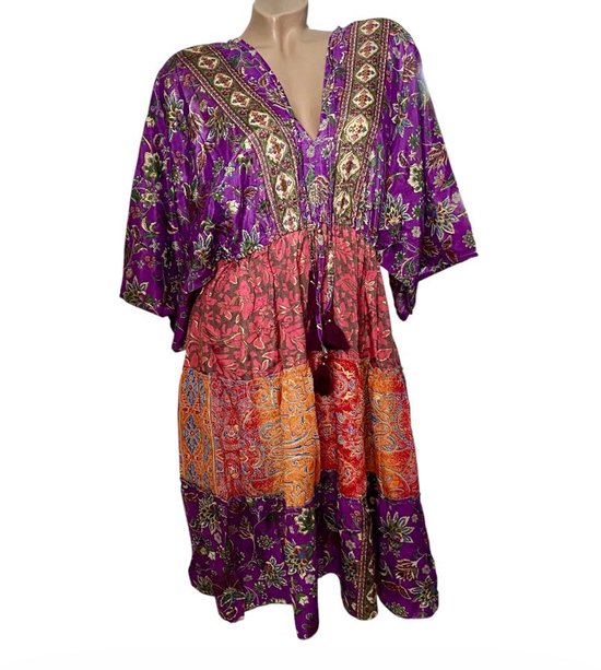 Paarse, roze en oranje patchwork maxi jurk met V-hals, klokmouwen en bloemenprint.