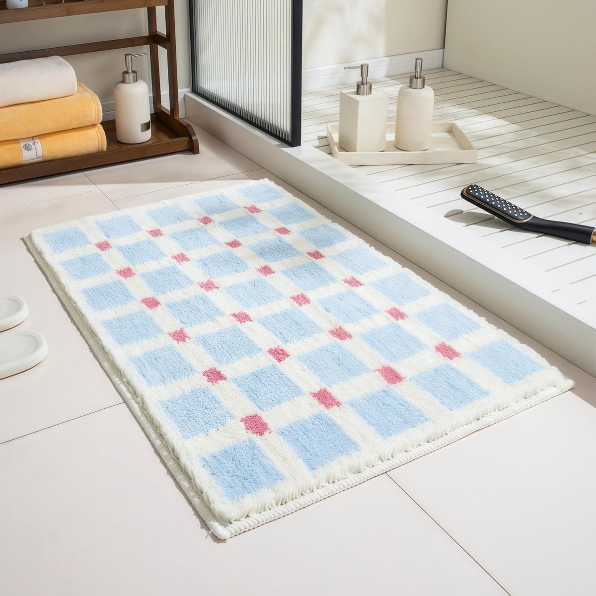 50x80cm ultrazachte, absorberende badmat, antislip, wasbaar badkamerkleed, douchemat, woonaccessoire, lichtblauw, crèmekleurig ruitpatroon met roze accenten.
