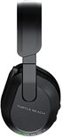 Zij-aanzicht van een zwarte Turtle Beach gaming headset, hangend aan de hoofdband.