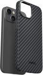 Telefoonhoesje met koolstofvezelpatroon, naast een telefoon met een matte afwerking.