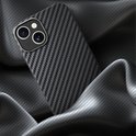 Een grijs/zwart koolstofvezel hoesje voor een iPhone, op een glanzende stof.